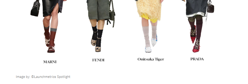 パンプスとソックスを合わせた足元のレイヤード